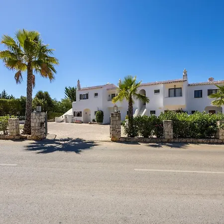 Grande: Spacious 16-bedroom Algarve Retreat With Private Pool Carvoeiro (Lagoa)
