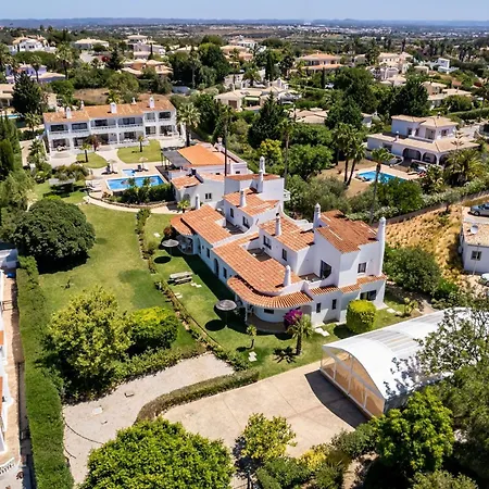 Grande: Spacious 16-bedroom Algarve Retreat With Private Pool Carvoeiro (Lagoa)